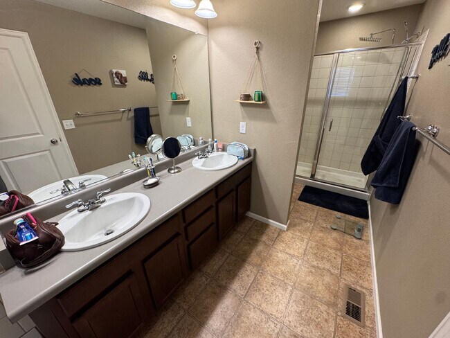 Building Photo - Modern & Light-Filled Home in Central Park – Prime Location