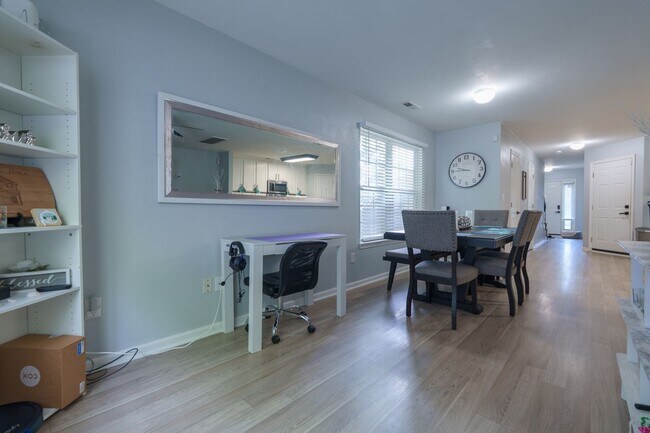 Building Photo - MOVE IN READY 3 Bedroom in the Heart of No...