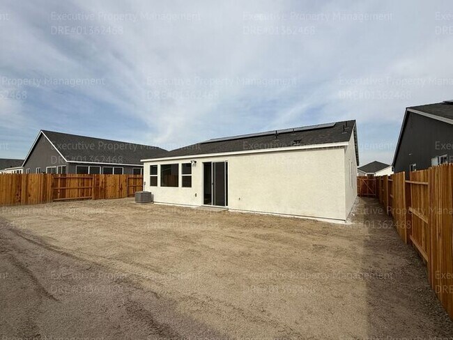 Building Photo - Newly constructed 3 bedroom/ 3 bathroom ho...