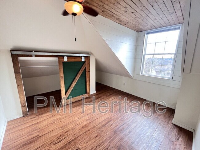 Building Photo - 122 W Pine St