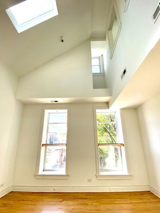 Building Photo - Pilsen 1248