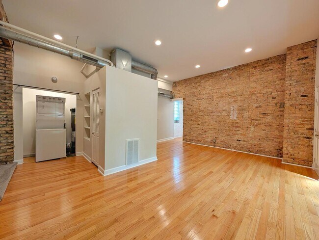Building Photo - 2048 W Evergreen Ave