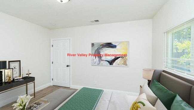 Building Photo - Move in Special, Adorable remodeled Cottage, 3+2, CHA, Garage, fenced yard, close to Christian Br...