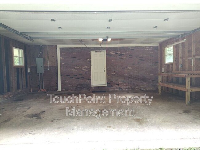 Building Photo - 303 Cedarwood Ln