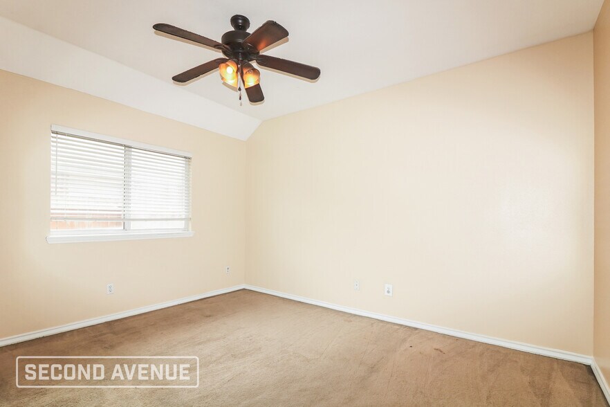 Building Photo - 5945 Sutherland Dr