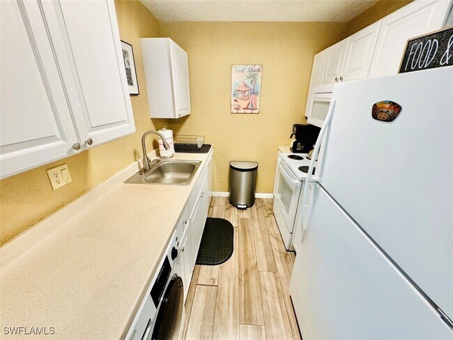 Building Photo - 4631 Bayshore Dr