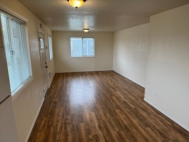 Building Photo - Updated 2 bedroom 1 bathroom house in Springfield!