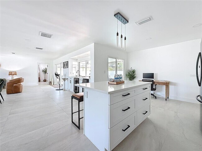 Building Photo - 25 Island Dr
