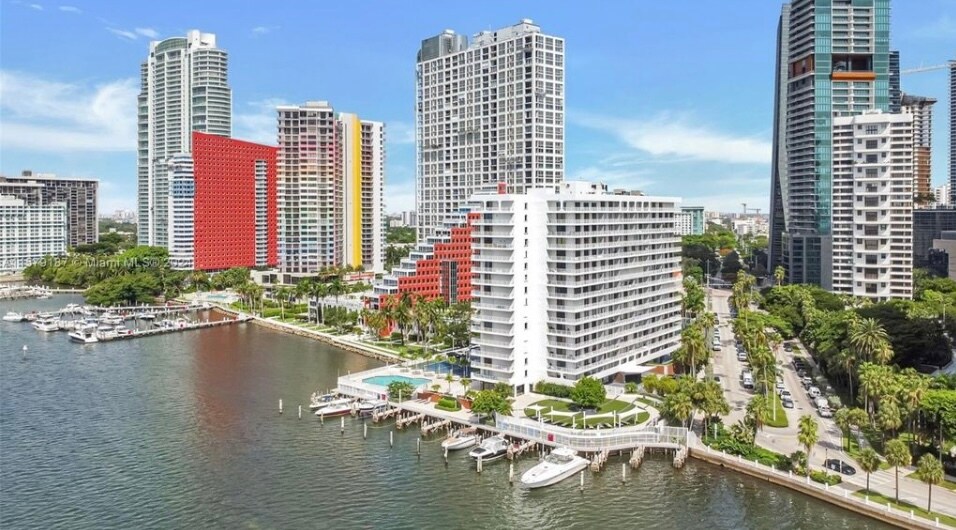 Waterfront Building - 200 SE 15th Rd