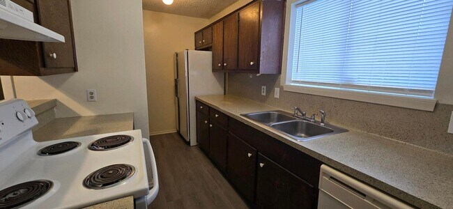 Building Photo - AVAILABLE NOW! 2 Bed / 1.5 Bath Townhome in Longview!