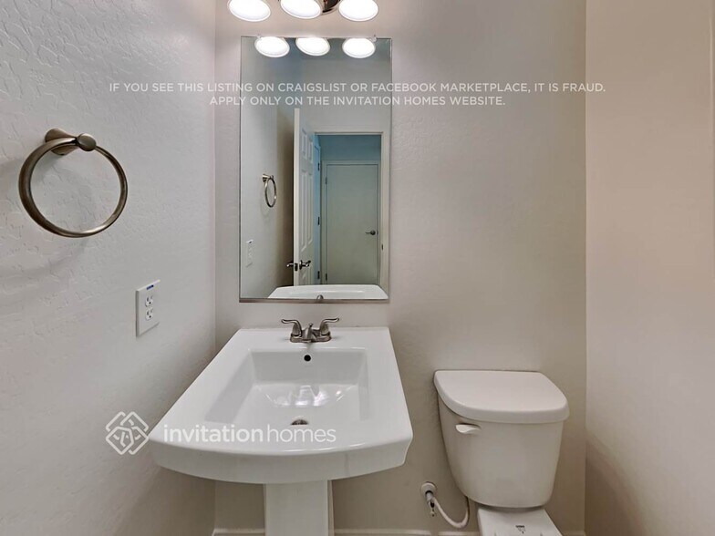 Building Photo - 239 N Sandal