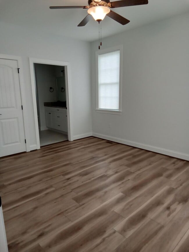 Building Photo - Patio Townhome Located 1 Block from Bedfor...