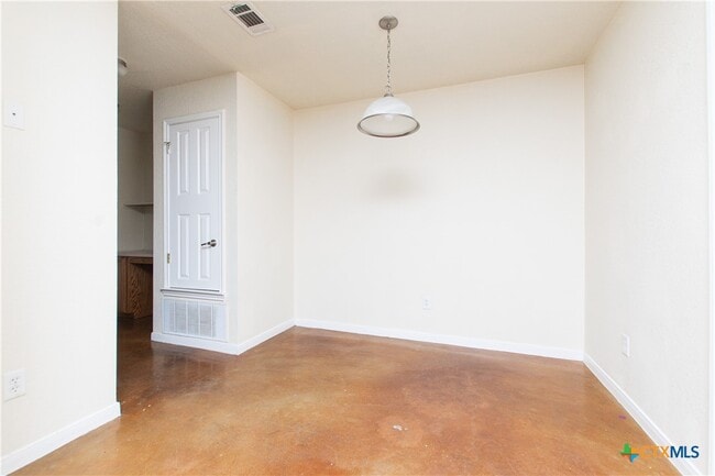 Building Photo - 211 W Arlo Rd