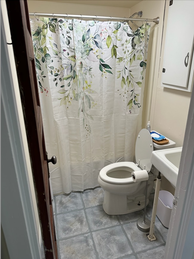 Building Photo - 214 S G St