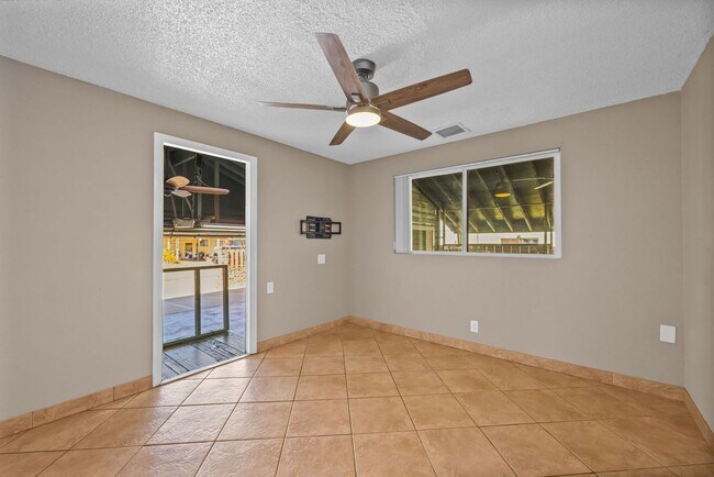 Building Photo - 305 Uala Pl