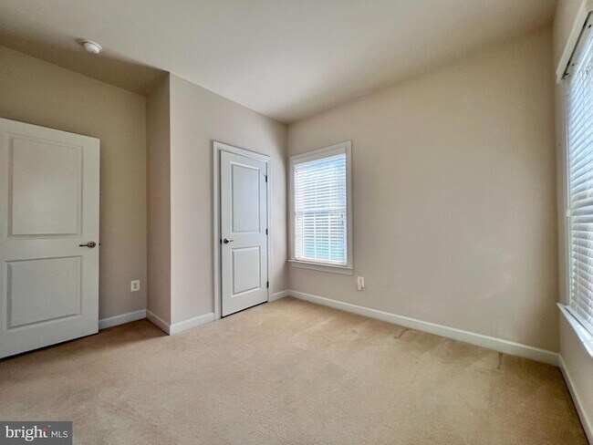 Building Photo - 376 Parkview Ave