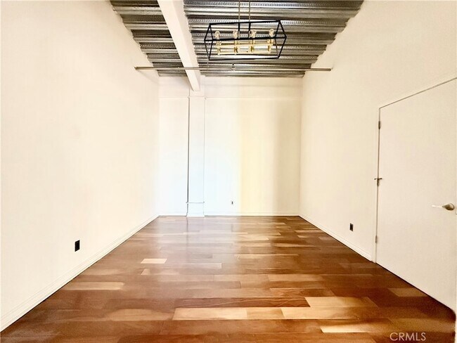 Building Photo - 312 W 5th St