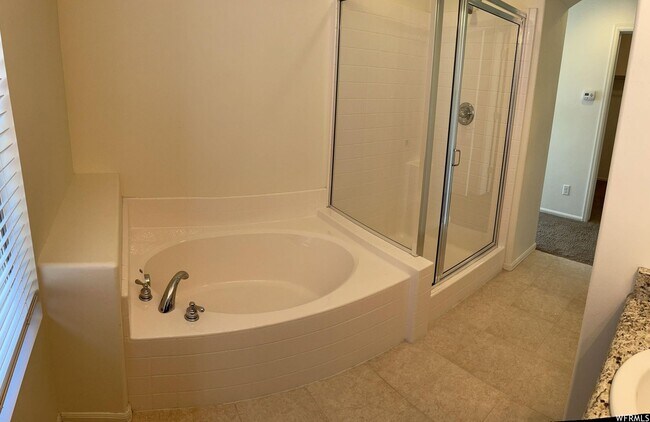Building Photo - Beautiful 3 Bed 2.5 Bath - 2 Story Home in...