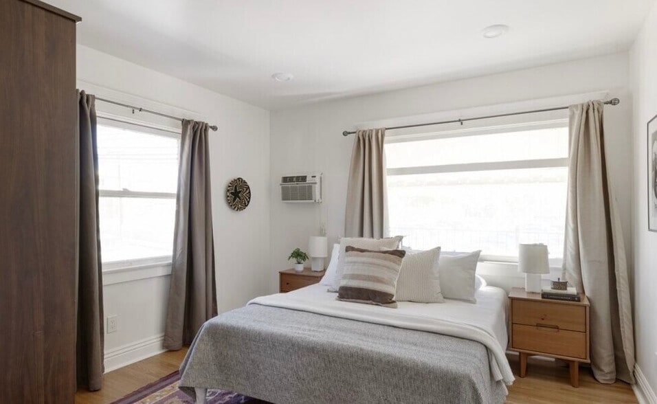 Building Photo - 211 1/2 S Burlington Ave