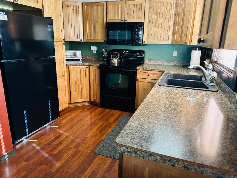 Building Photo - 1544 Valley Dr