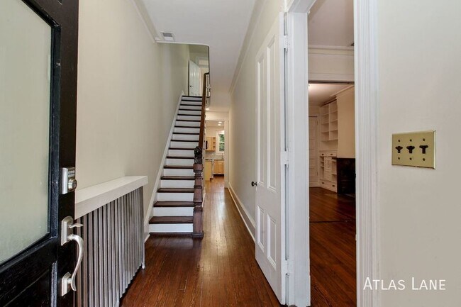 Building Photo - Professionally Managed & Recently Renovate...