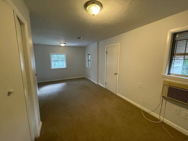 Building Photo - AVAILABLE FOR FALL!!! Amazing 2 Bedroom Ho...