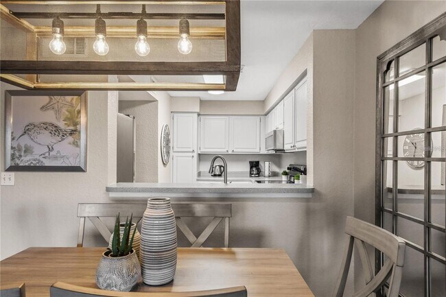 Building Photo - 13917 Fairway Island Dr