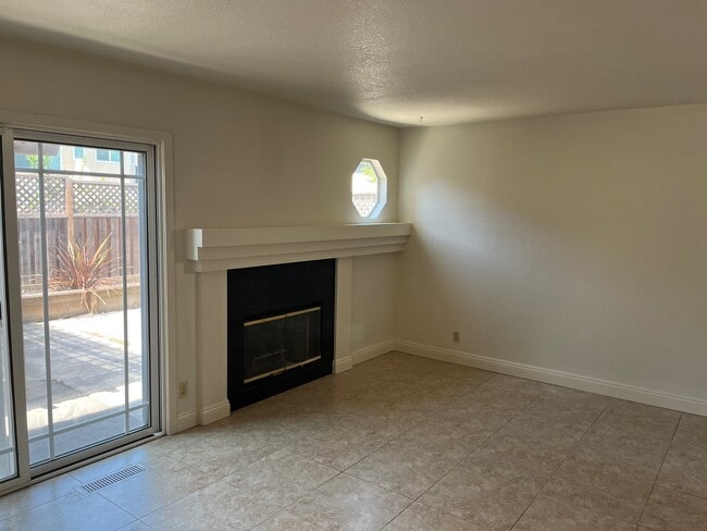 Building Photo - 9240 Foxwood Dr