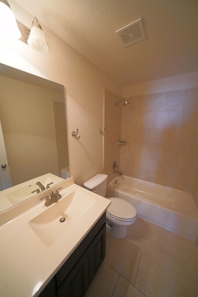 Building Photo - Executive Style Rental Now Available in Bo...