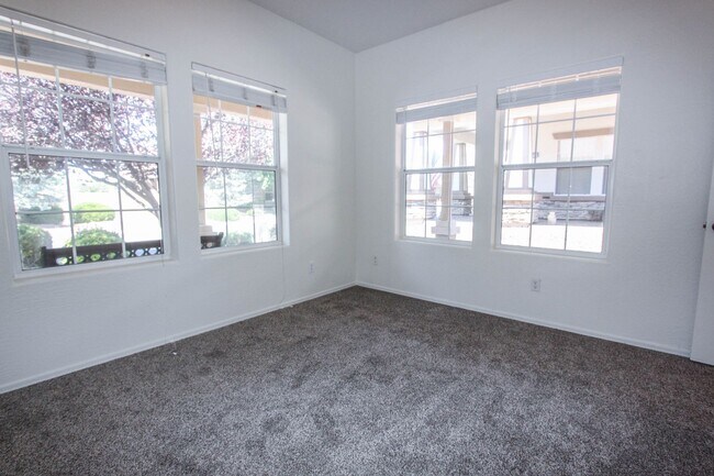 Building Photo - 607 N Cortina St