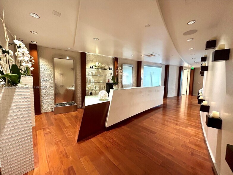 Building Photo - 17121 Collins Ave