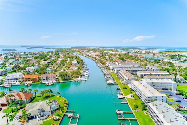 Building Photo - 557 Pinellas Bayway S