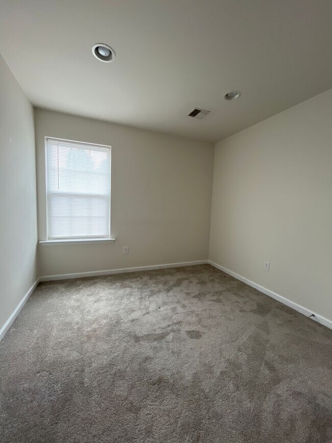Building Photo - Stunning twin home located in West Bethlehem