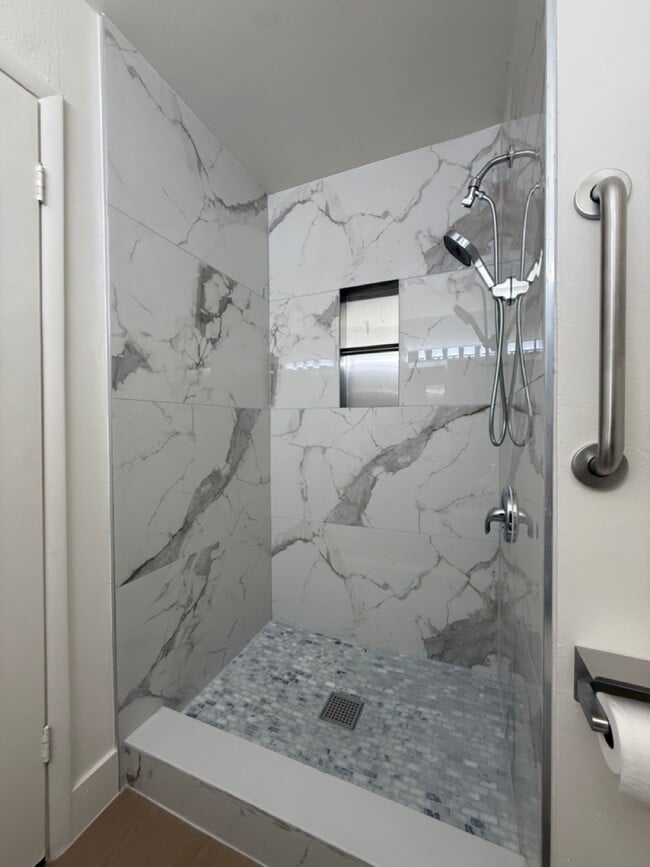 Building Photo - 6228 Meadow View Ln