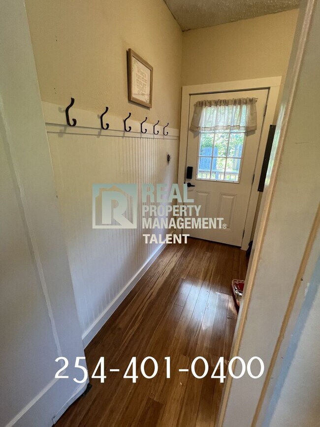 Building Photo - COMING SOON!!  This charming bungalow-styl...