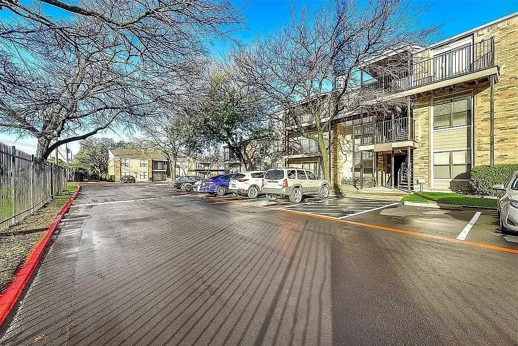 Building Photo - Room in Condo on Skillman St