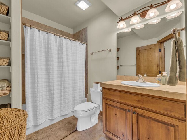 Building Photo - Cedar Ridge Townhome  **Mid-April thru November Rental**