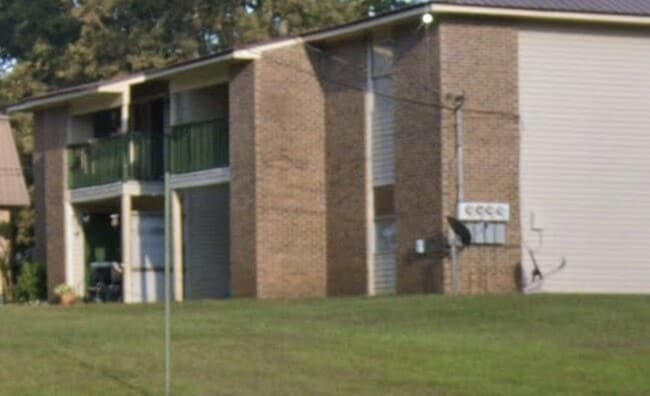 Building Photo - 2403 Greenleaf Dr