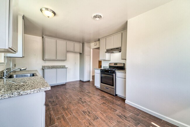 Building Photo - Bright & Comfortable 3BD Home with Great Features