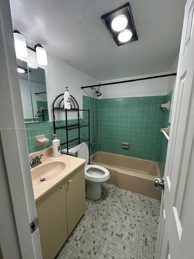 Building Photo - 2916 Funston St