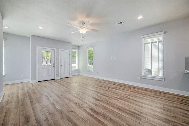 Building Photo - 340 Shady Bluff Dr