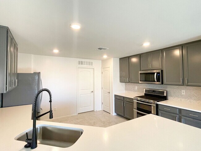 Building Photo - 8010 S Golden Bell Dr