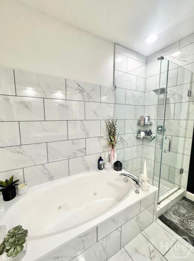 Building Photo - Beautifully designed end unit townhome Available 1/6/26