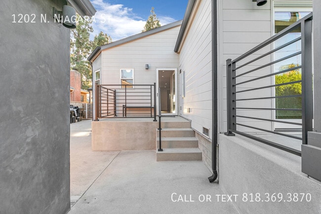 Building Photo - 1202 N Niagara St