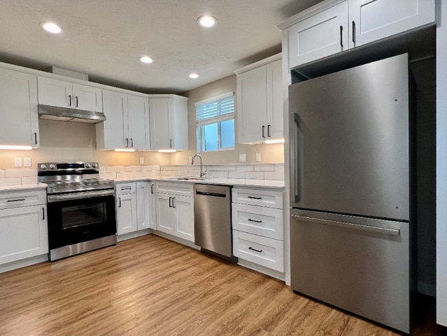 Building Photo - 2612 W Bridge Ave