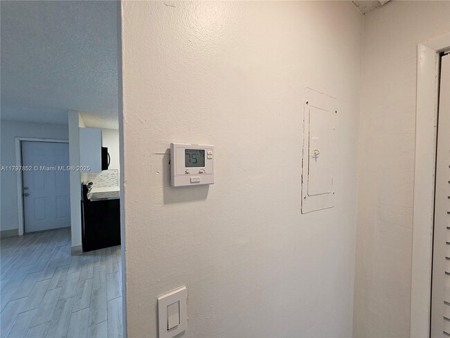 Building Photo - 4621 SW 33rd Ave