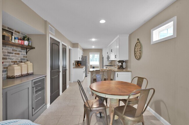 Building Photo - 11111 Meadow Rue St