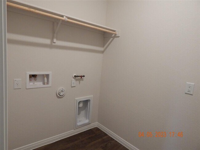 Building Photo - 705 Mais Dr