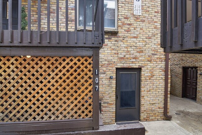 Building Photo - $1,520.95 - 2 bed, 1 bath updated ground floor Condo in Lakewood with In Unit Laundry