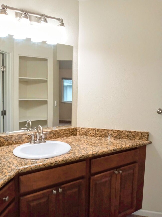 Building Photo - Great Second Floor 2bd Condo With Pool in Gated Complex